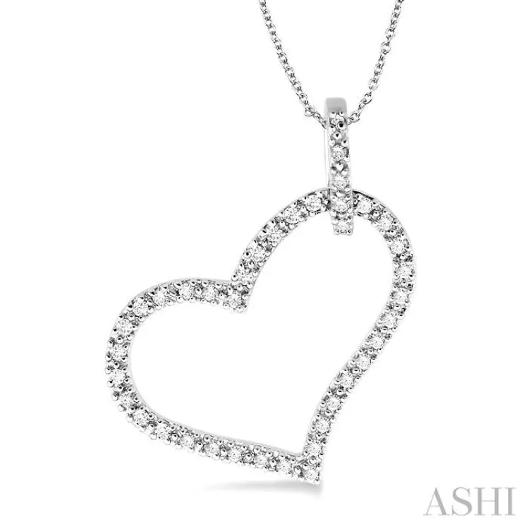 1/4 Ctw Round Cut Diamond Heart Pendant in 10K White Gold with Chain