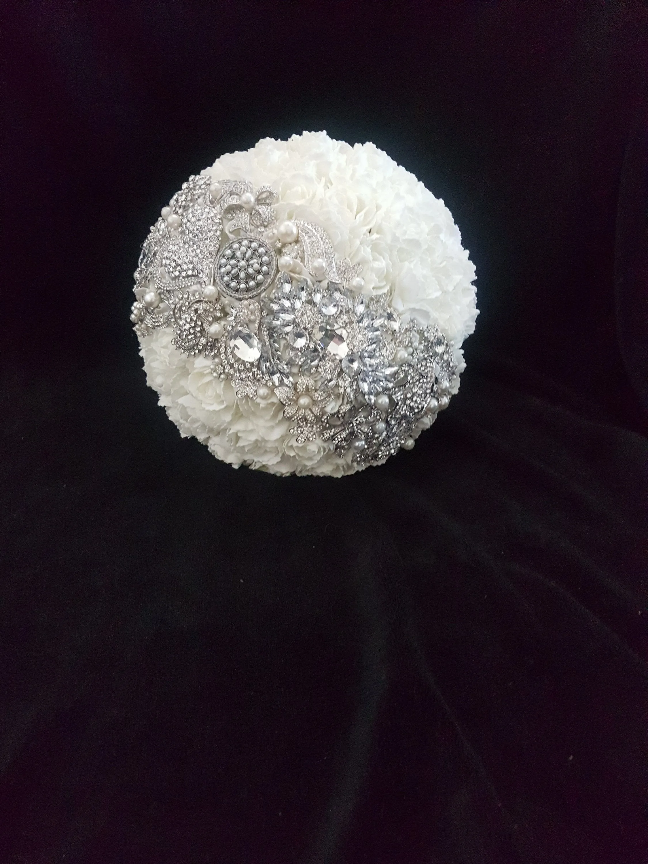 Crystal brooch wedding bouquet