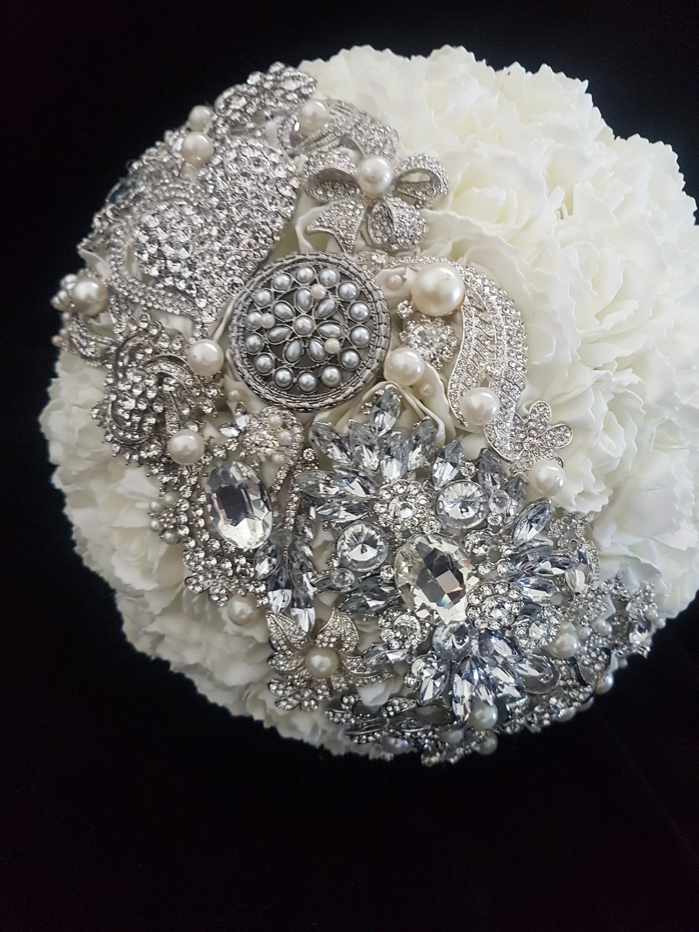 Crystal brooch wedding bouquet