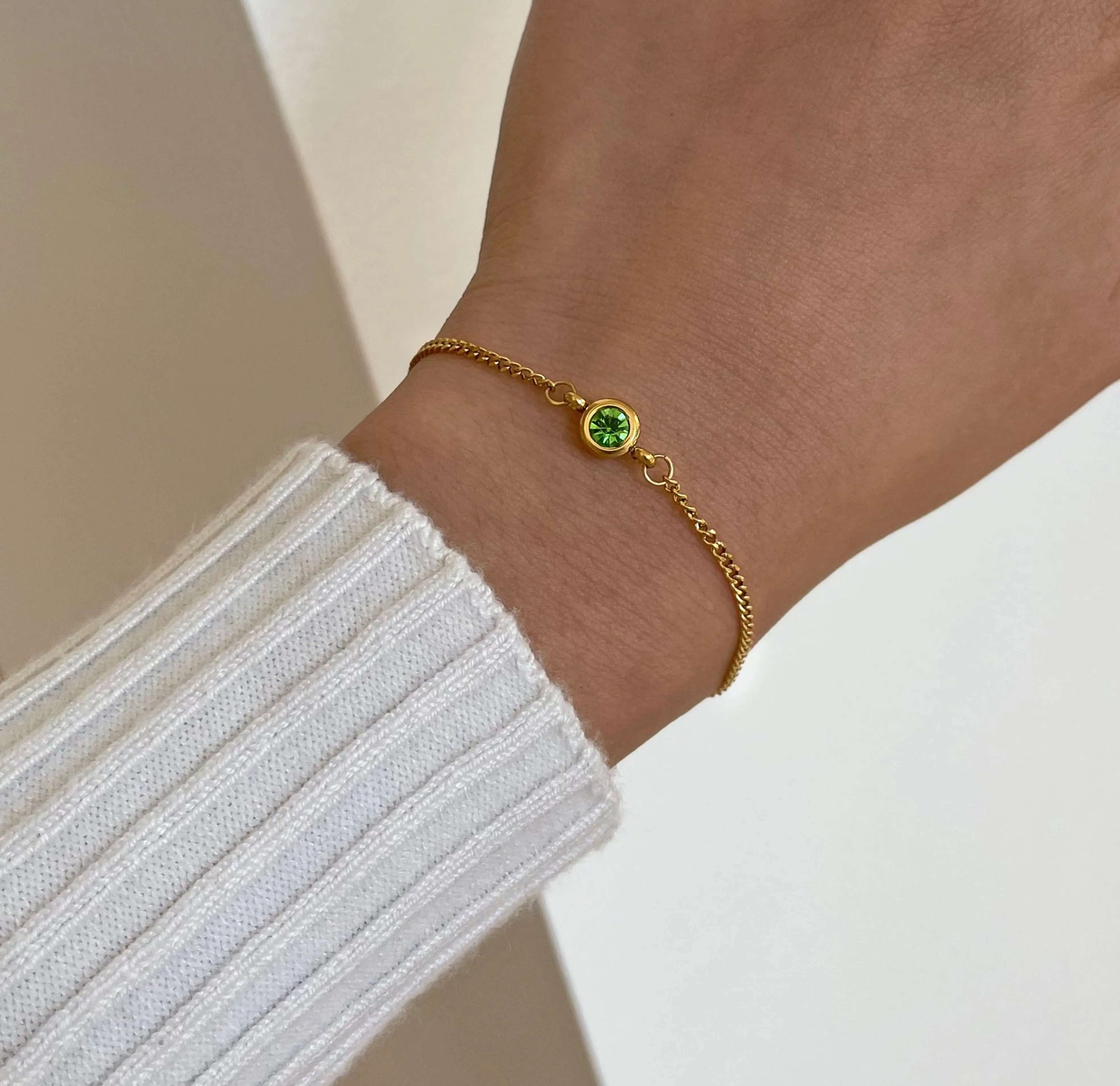 DELILAH GOLD DAINTY PERIDOT BIRTHSTONE BRACELET - AUGUST