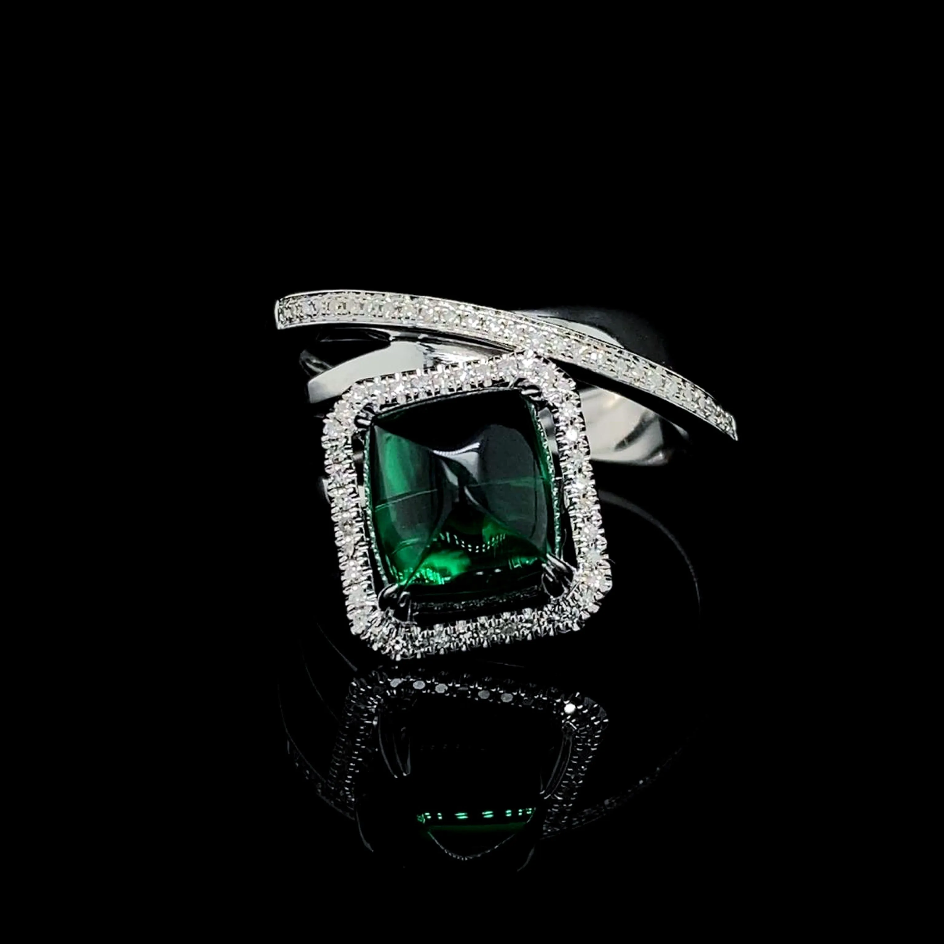 Green Emerald Cabochon Gemstones Diamond Ring 14kt